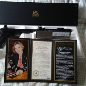 master_replicas_princess_leia_blaster-2.jpg